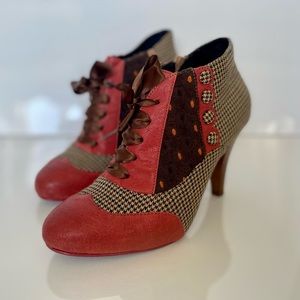 Poetic License Red Betseys Buttons, size 10